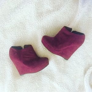 ⬇️ Plum Wedge Booties